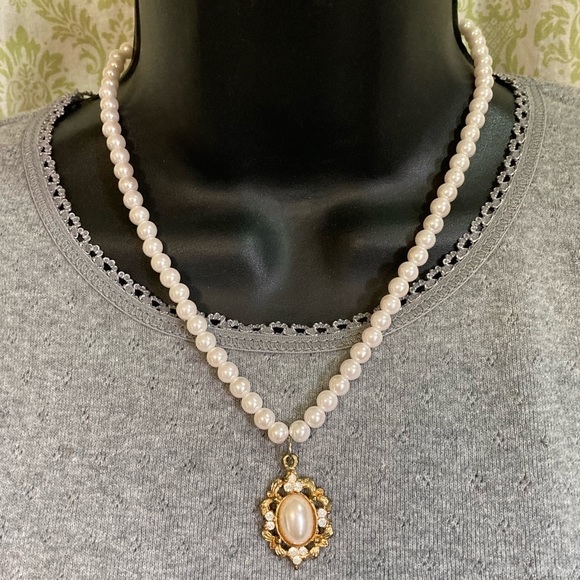 Faux pearl necklace with pendant - Picture 2 of 5